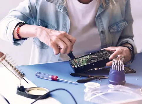 Técnico reparando disco duro - garantía en servicios de JKraft